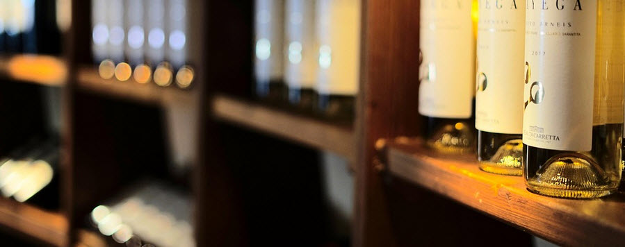stojaki na wino drewniane